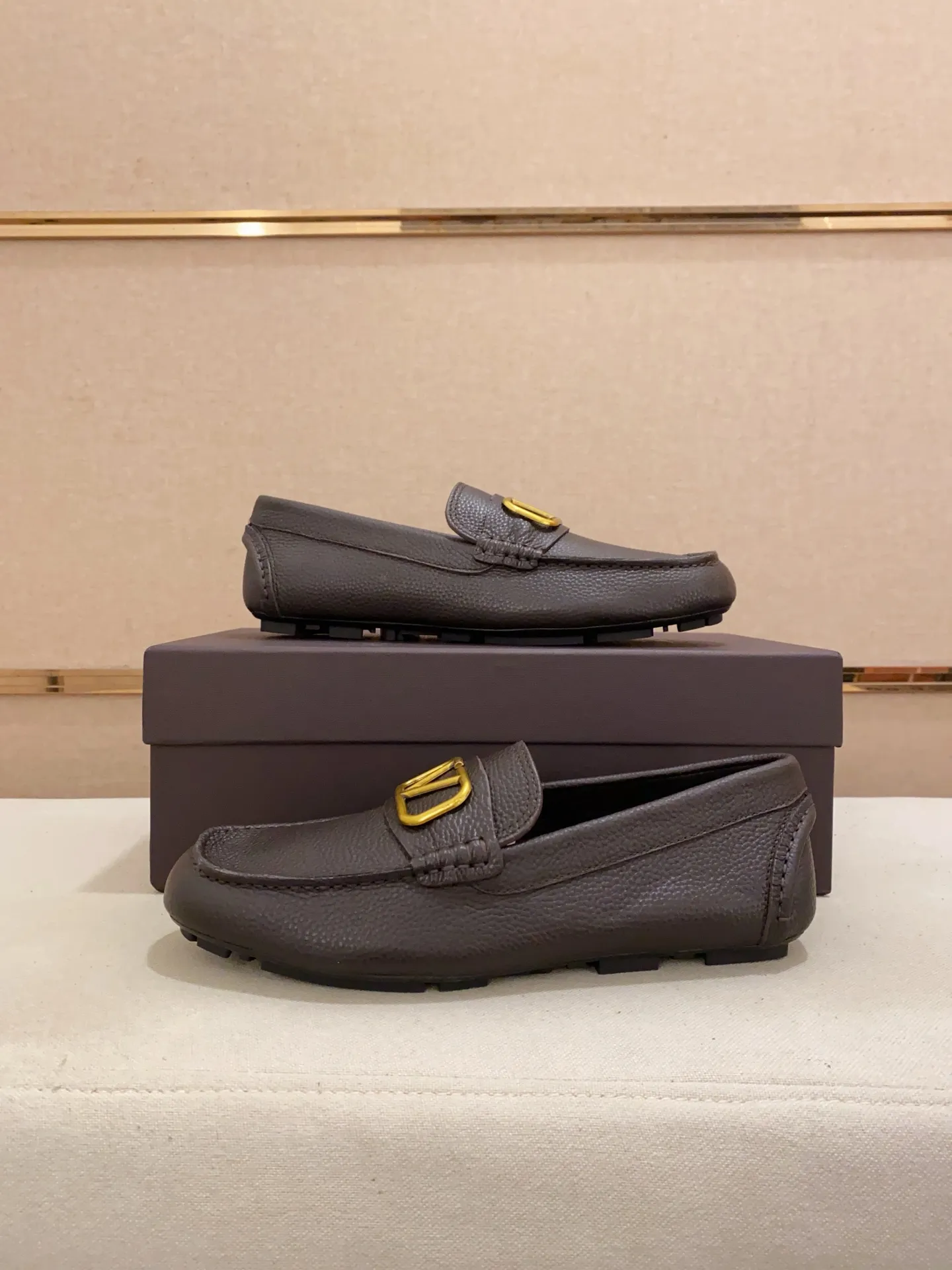 Men's shoes💰: 680💰VALENTINO, made of imported cowhide with imported water-dyed cowhide lining, iconic hardware and iconic wear-resistant outsole. 38-44. 45 VALENTINO packaging can be customized to enjoy the brand’s iconic product packaging